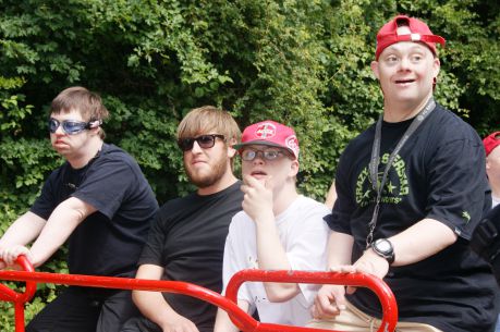 Gruppe am Gartentisch